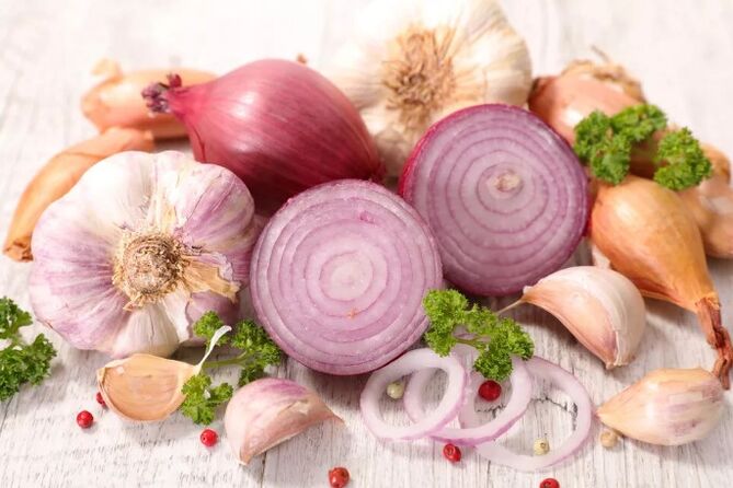 Cibule a česnek